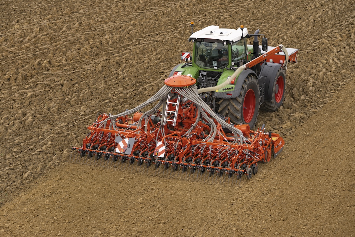 Nuovo erpice rotante KUHN HR 6030 RCS combinato con la barra di semina BTFR 6030 e la tramoggia frontale TF 2300 C