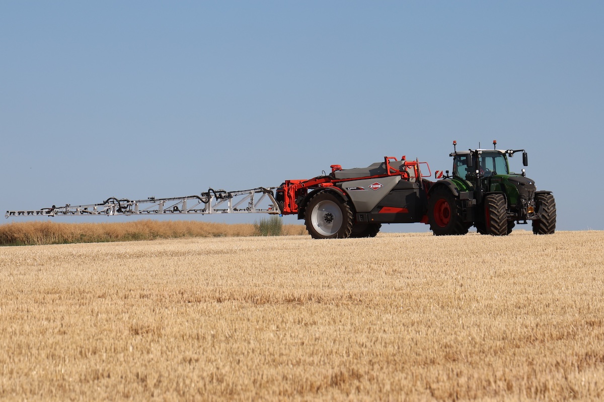 KUHN Karan 6000 Power con serbatoio da 6mila litri all'opera in campo