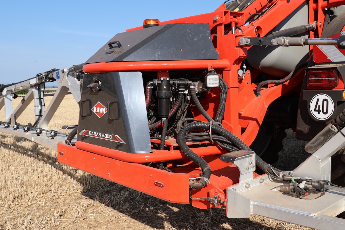 Sui modelli KUHN Karan il sistema HMatic garantisce il sollevamento automatico della barra a fine campo