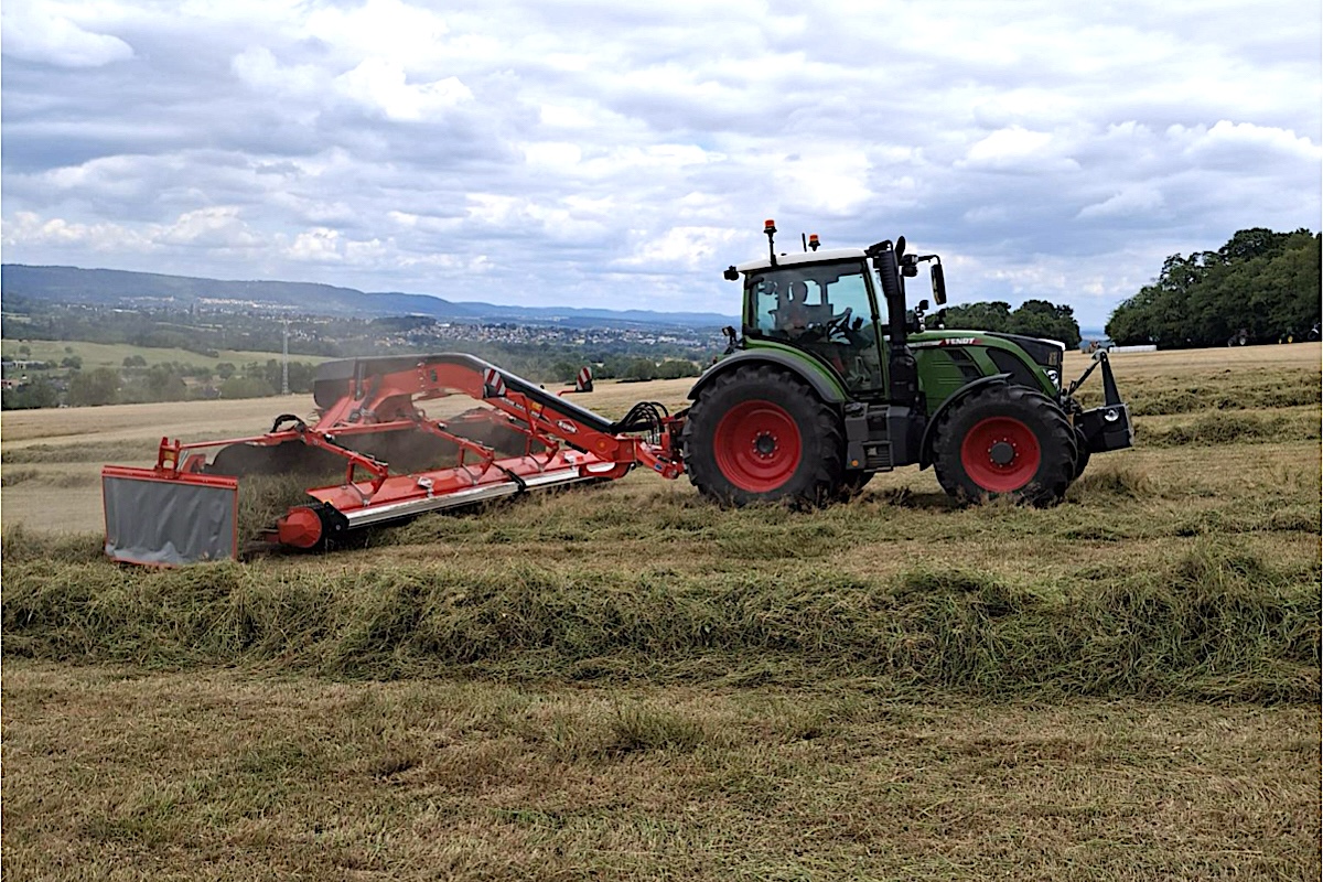 Andanatore a tappeto KUHN Merge Maxx 952, in grado di formare andane larghe fino a 2.20 metri