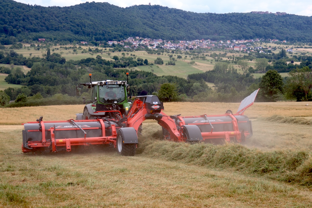 Andanatore a tappeto KUHN Merge Maxx 952 ora gestibile dalla cabina tramite l'Isobus