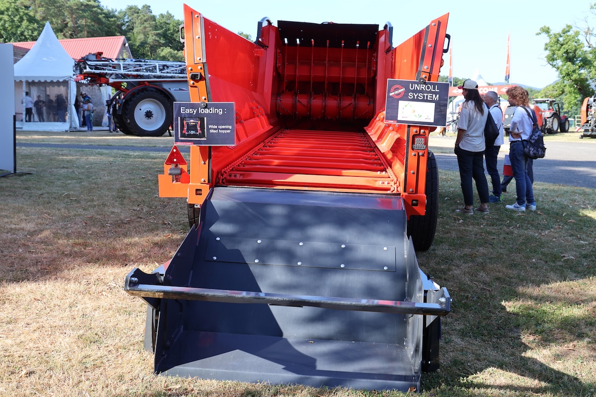 La nuova impagliatrice KUHN Primor 110.1 GII Polydrive gestisce due balle quadre oppure tre o quattro balle tonde di differente diametro