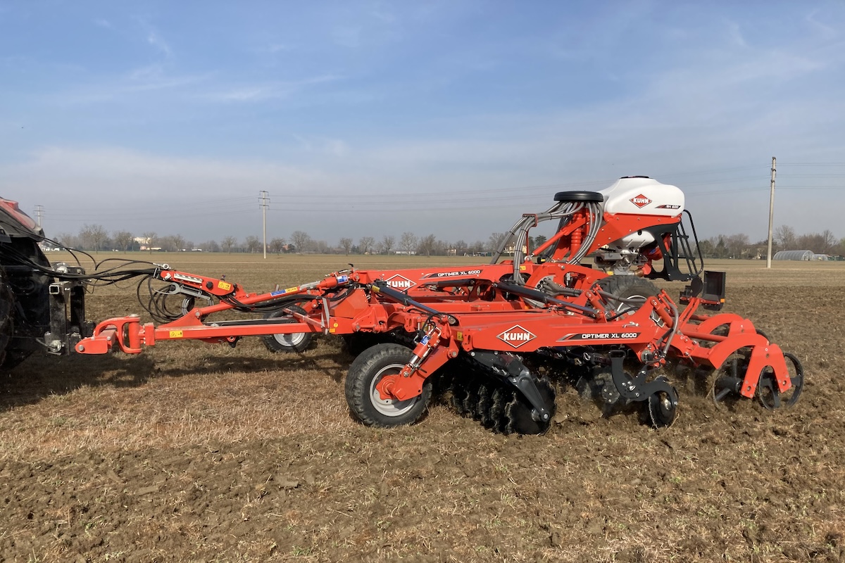 KUHN SH 600 e coltivatore Optimer XL 6000 al lavoro in campo