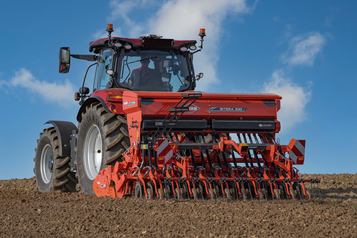 KUHN Sitera 330 e combinata con un erpice rotante HR