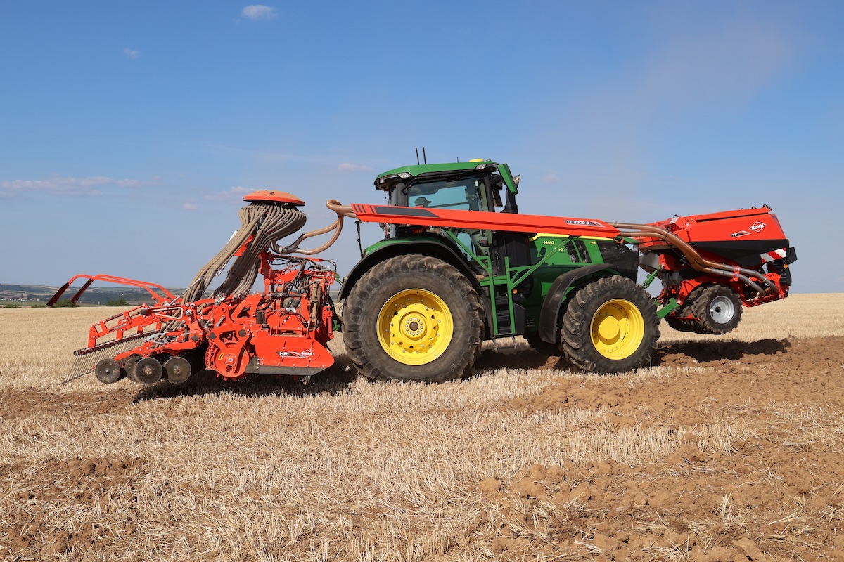 Combinata di semina KUHN con nuova tramoggia frontale TF 2300 C e nuovo erpice rotante pieghevole HR 6030 RCS