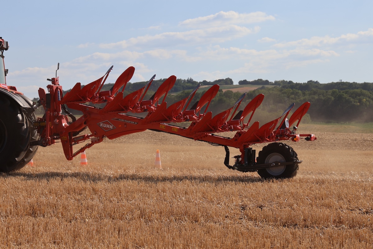 Nuovo aratro portato Master M in azione ai KUHN Press Days 2025