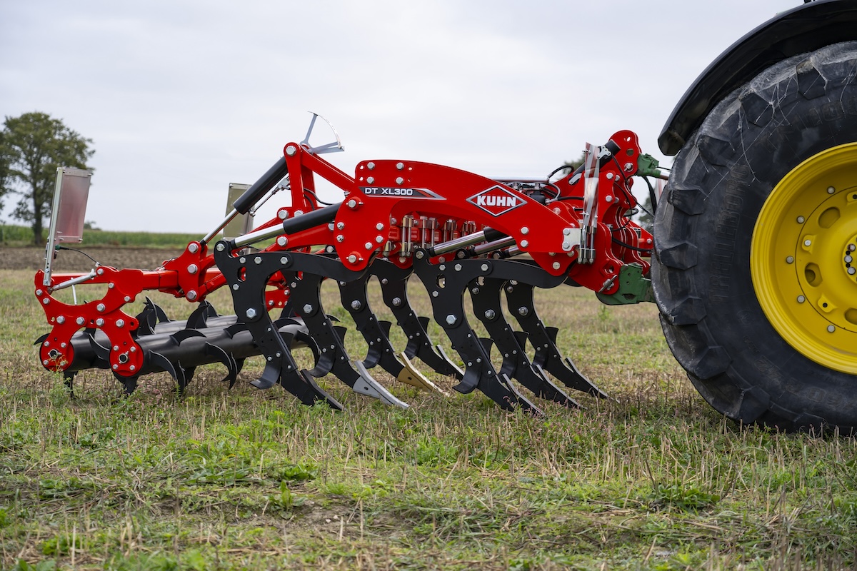 KUHN DT XL 300 con due file di denti e doppio rullo posteriore