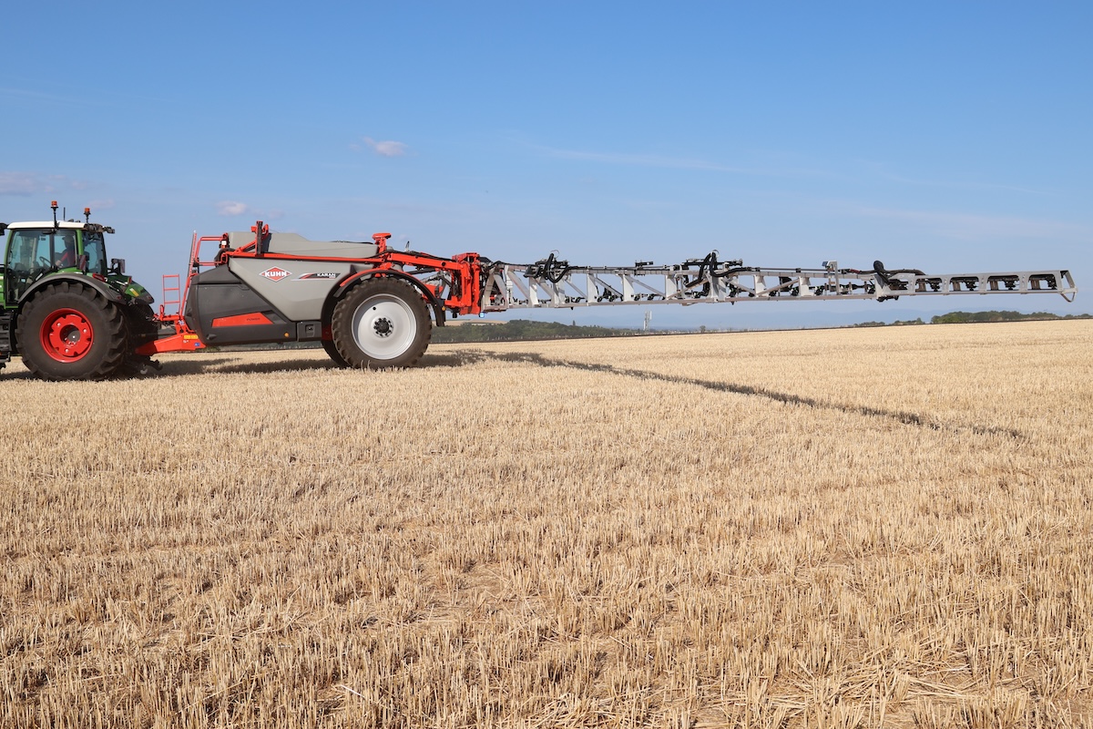 Nuova irroratrice trainata Isobus Karan 6000 di KUHN