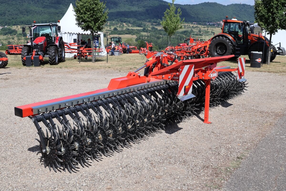 Sarchiatrice rompicrosta KUHN Starliner 620 per la rimozione delle malerbe e la frantumazione delle croste