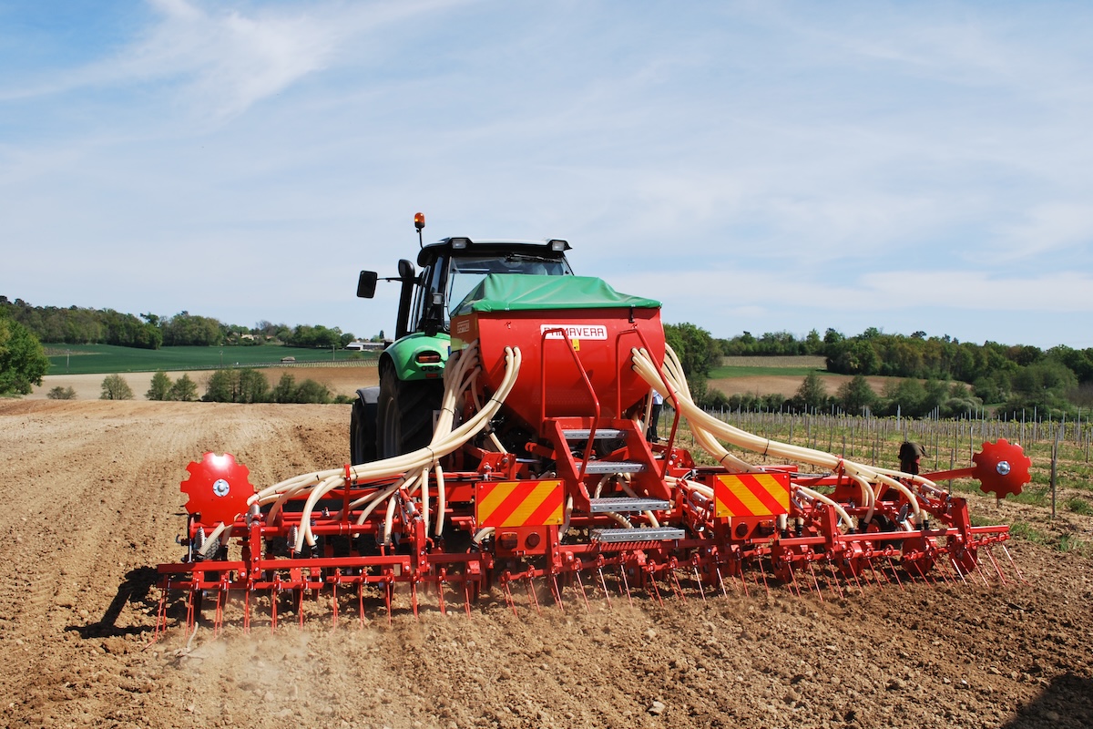 Il telaio robusto e le ali laterali idrauliche assicurano una compattezza in trasporto di soli 3 metri