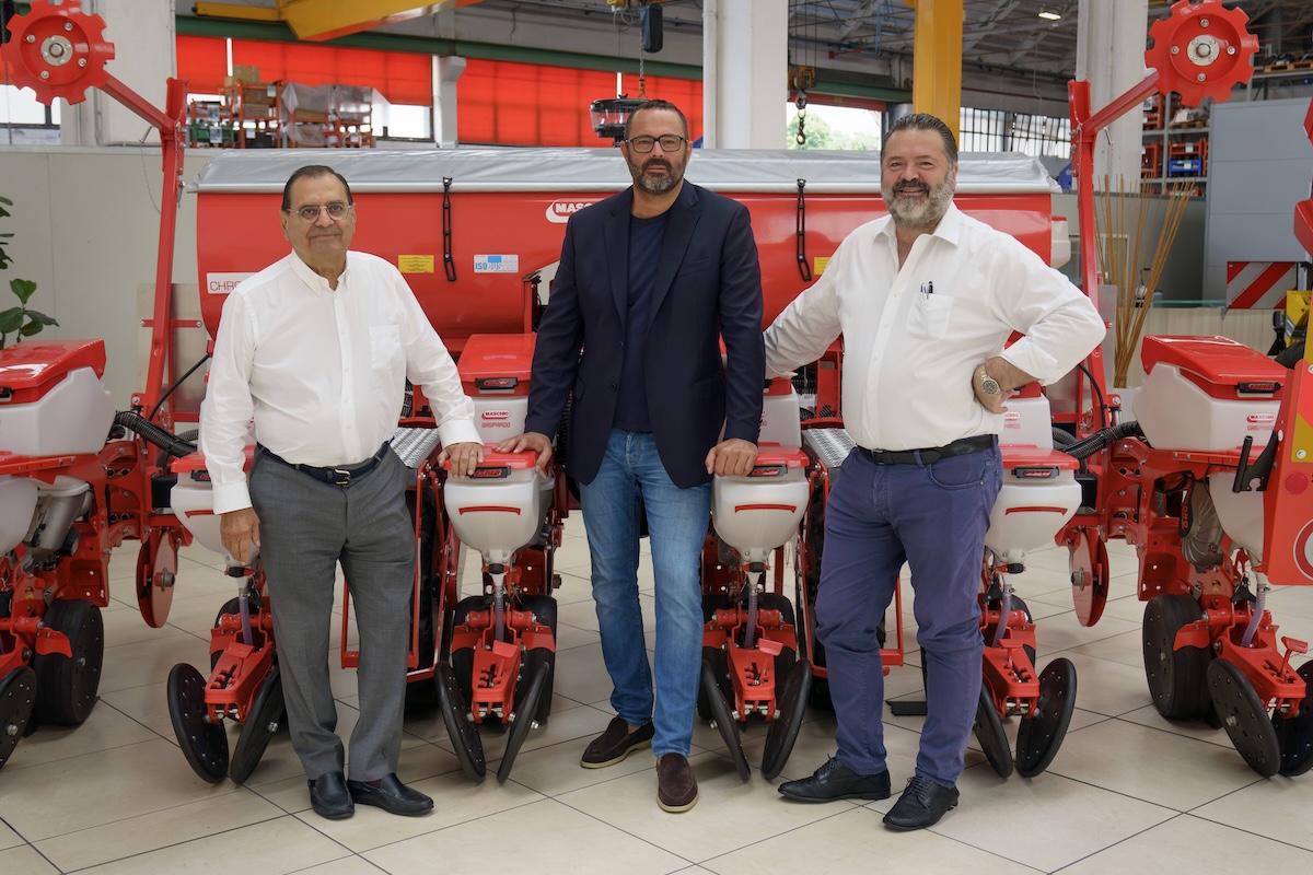 Da sinistra, Luigi De Puppi, Mirco Maschio e Andrea Maschio di Maschio Gaspardo davanti a una seminatrice Chrono
