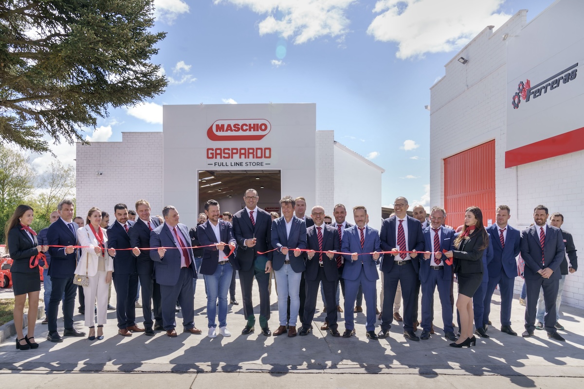 Mirco Maschio e i fratelli Pablo e Javier Ferreras inaugurano il Full Line Store di León