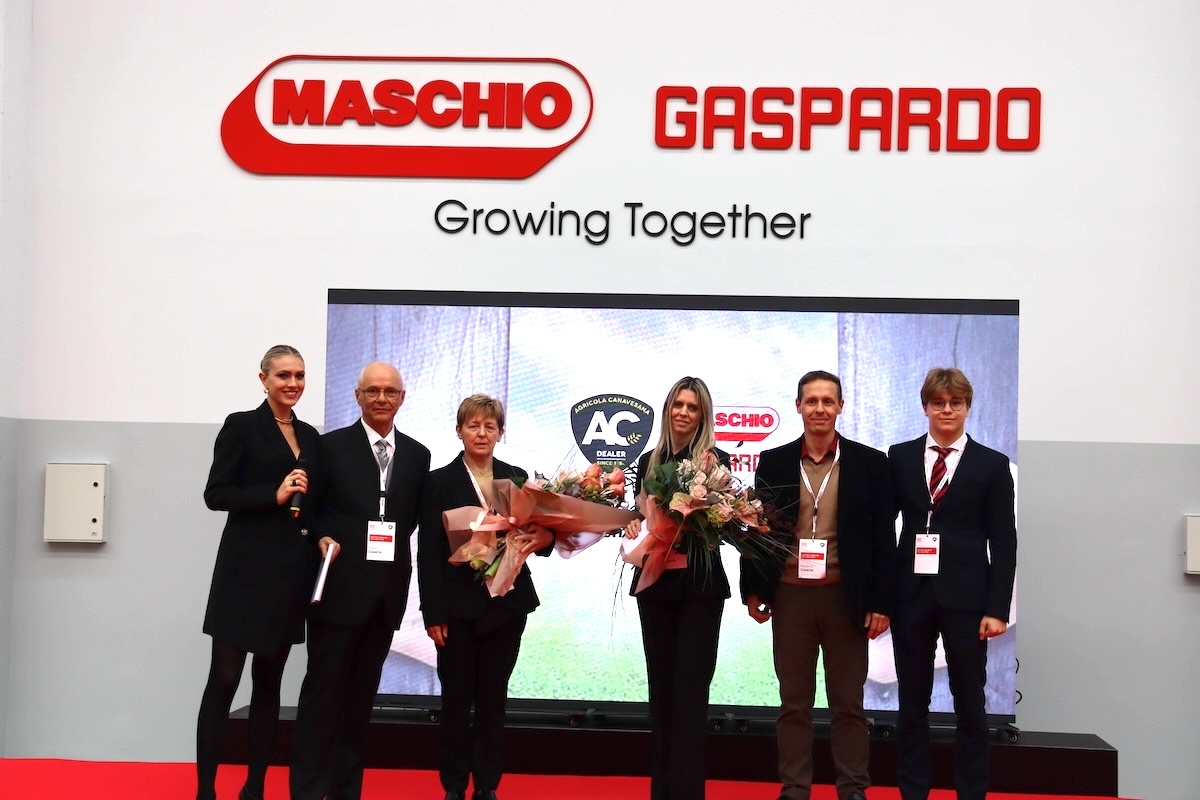Da sinistra a destra, Sofia Bruscoli, moderatrice dell'evento, Paolo, Milva, Elisa e Roberto Caserio di Agricola Canavesana e Giacomo Maschio all'inaugurazione del Full Line Store di Maschio Gaspardo