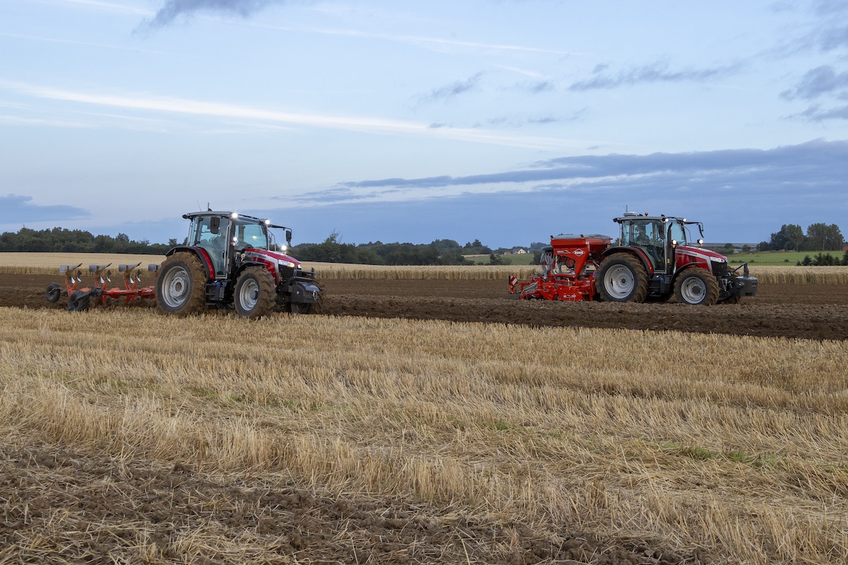 Trattori di media potenza MF 5M di Massey Ferguson impegnati nell'aratura e nella semina