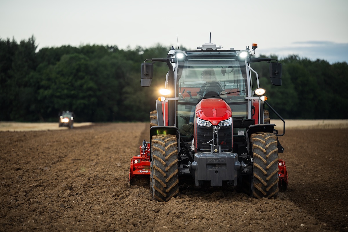 Trattore Massey Ferguson MF 5M.105 in azione con una seminatrice combinata pneumatica KUHN Venta