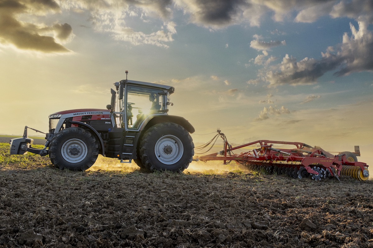 Trattori Massey Ferguson MF 8S Xtra dotati di soluzioni di Precision Farming e del sistema di telegonfiaggio dei pneumatici CTIS