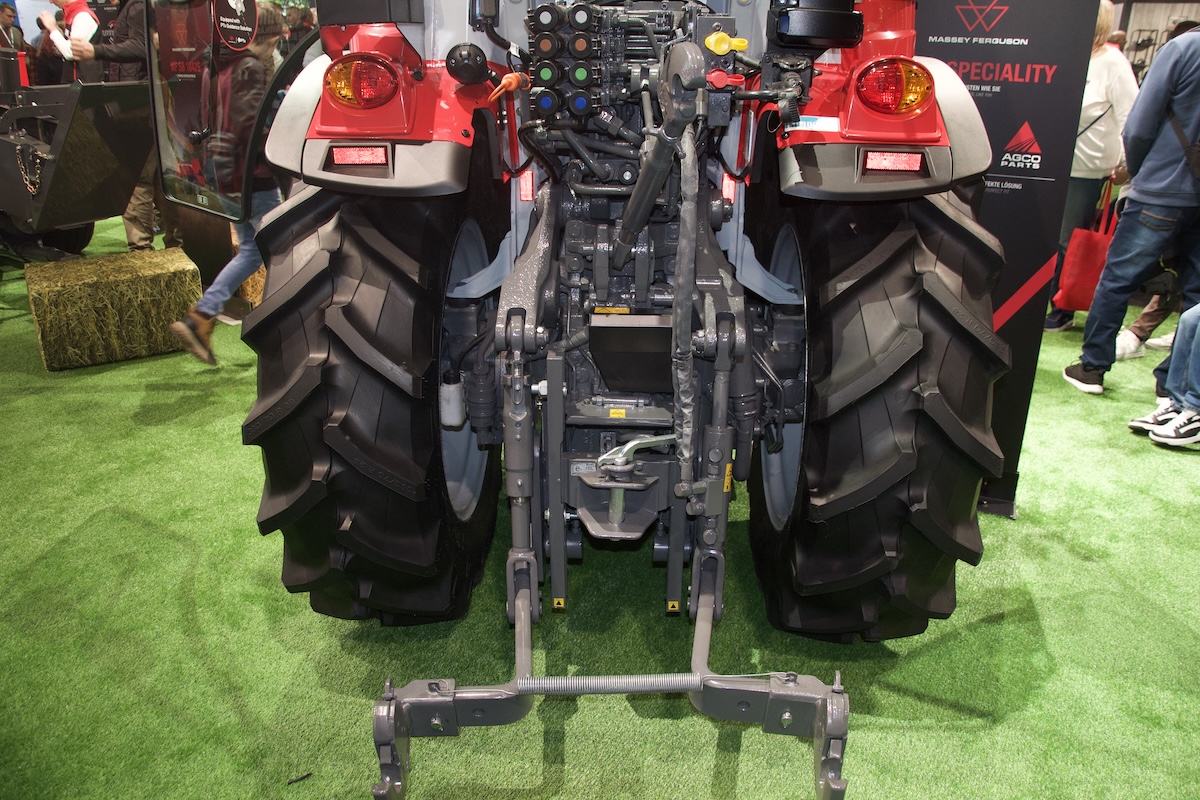 Sollevatore posteriore dei modelli MF 3 Dyna-VT con sistema di sforzo controllato posizionato sui bracci