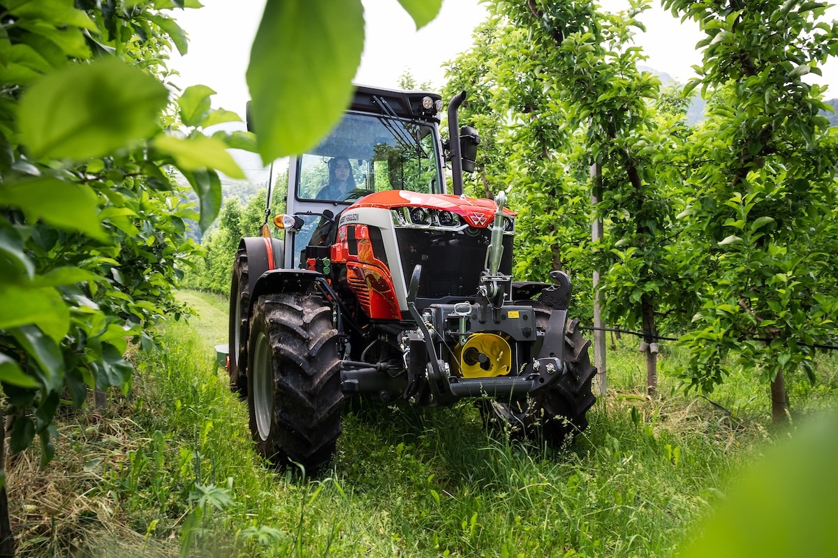 Nuovo trattore MF 3FR.115 Dyna-VT in azione in frutteto