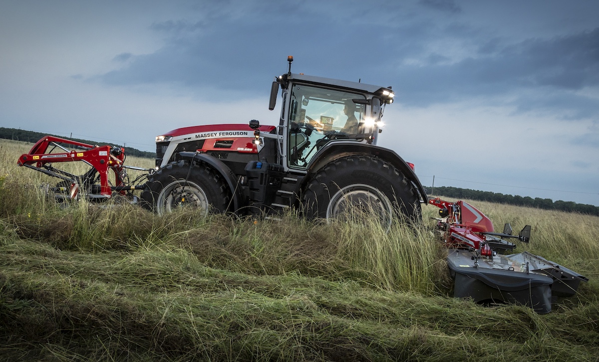 Massey Ferguson MF 9S.425 impegnato nelle operazioni di fienagione con doppia falciatrice