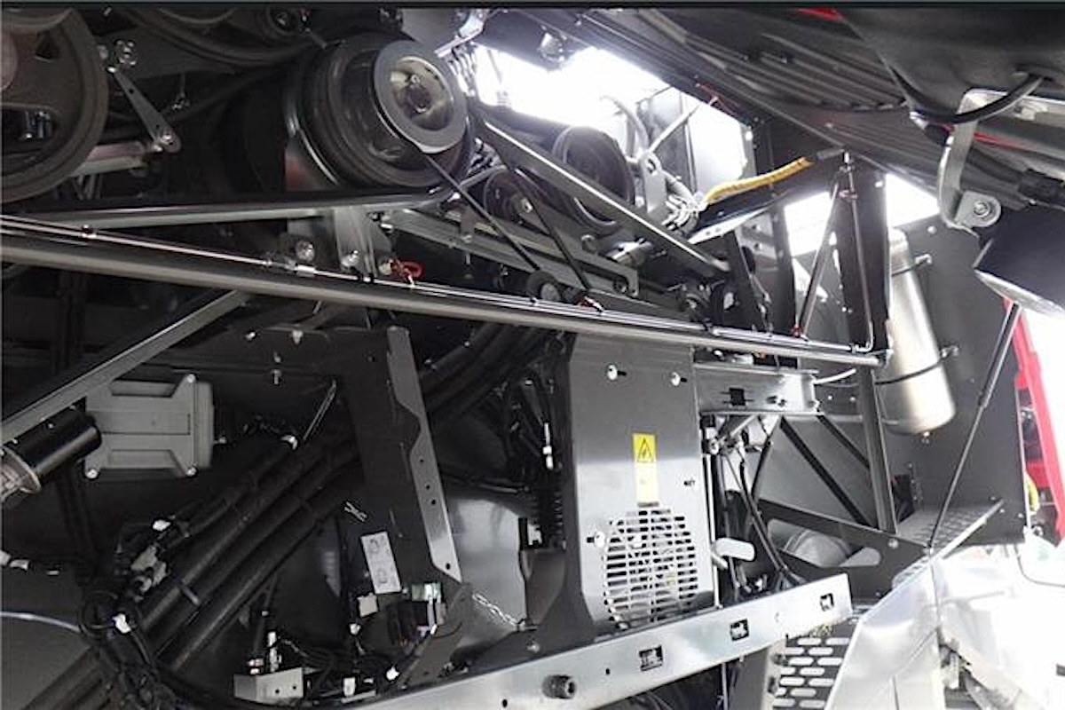 Compressore dell'aria per la pulizia della macchina e tubazione di un kit antincendio sotto il cofano di una mietitrebbia Massey Ferguson