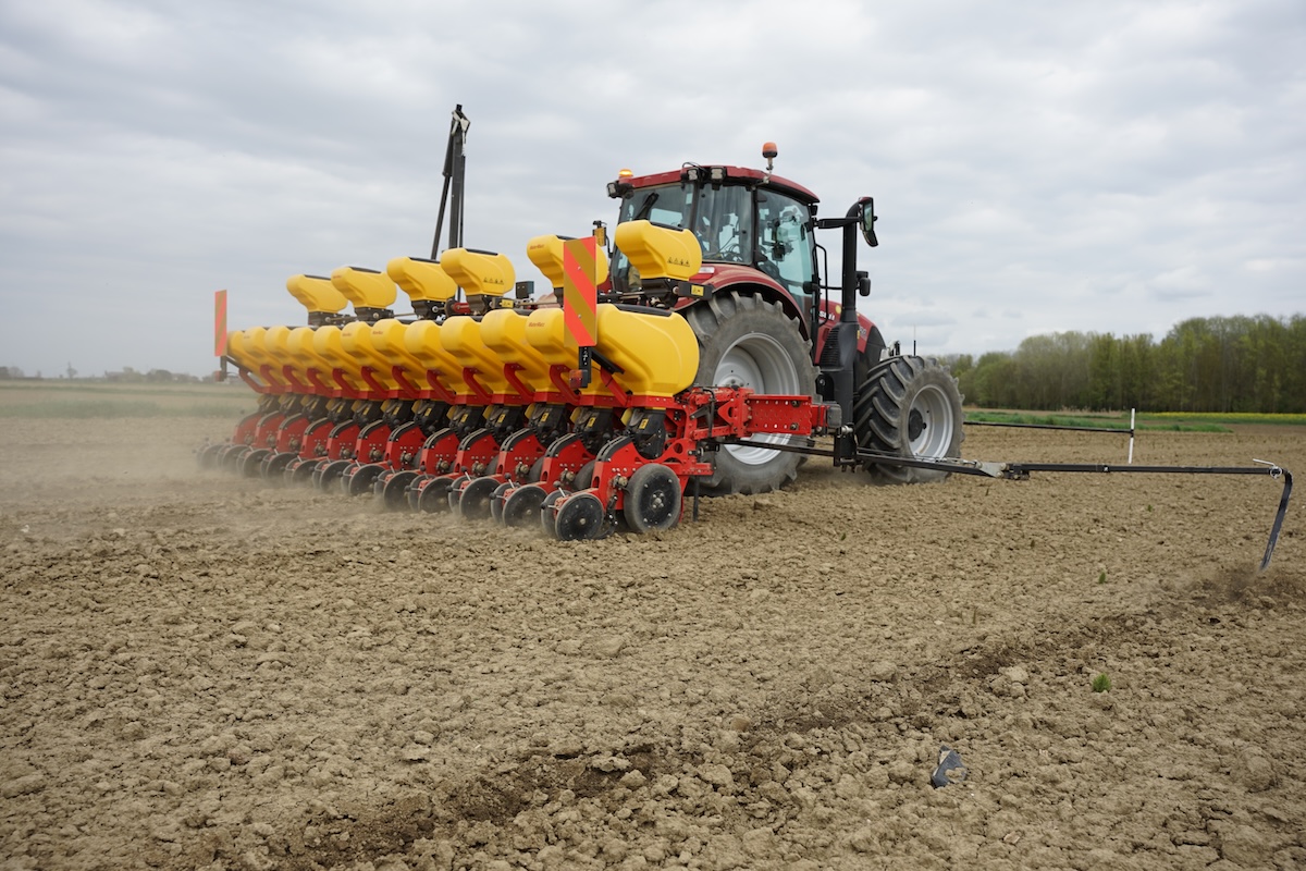 MS8230 impegnata nella semina di mais (configurazione uguale a barbabietola) presso l'azienda agricola Pigaiani (Fe)