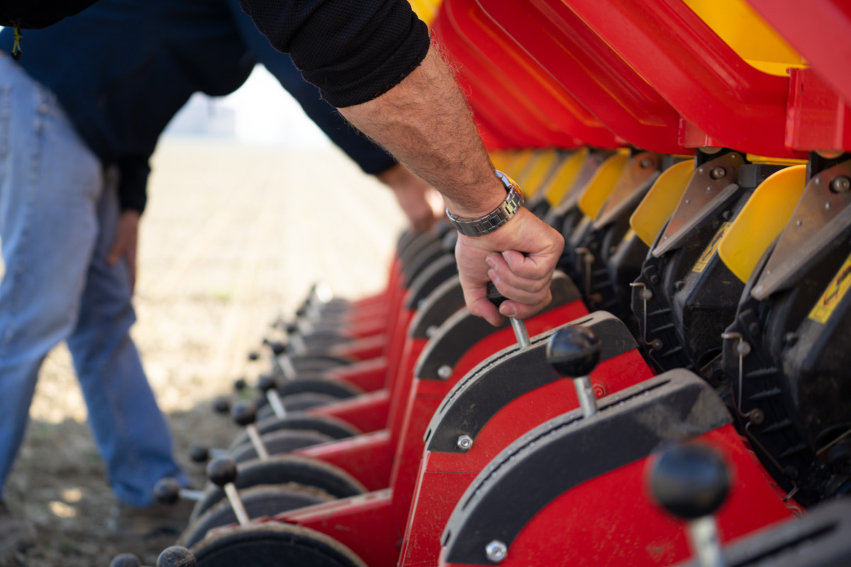La regolazione della seminatrice è intuitiva e rapida. Le scale graduate agevolano la ripetizione fedele dei settaggi su ogni elemento