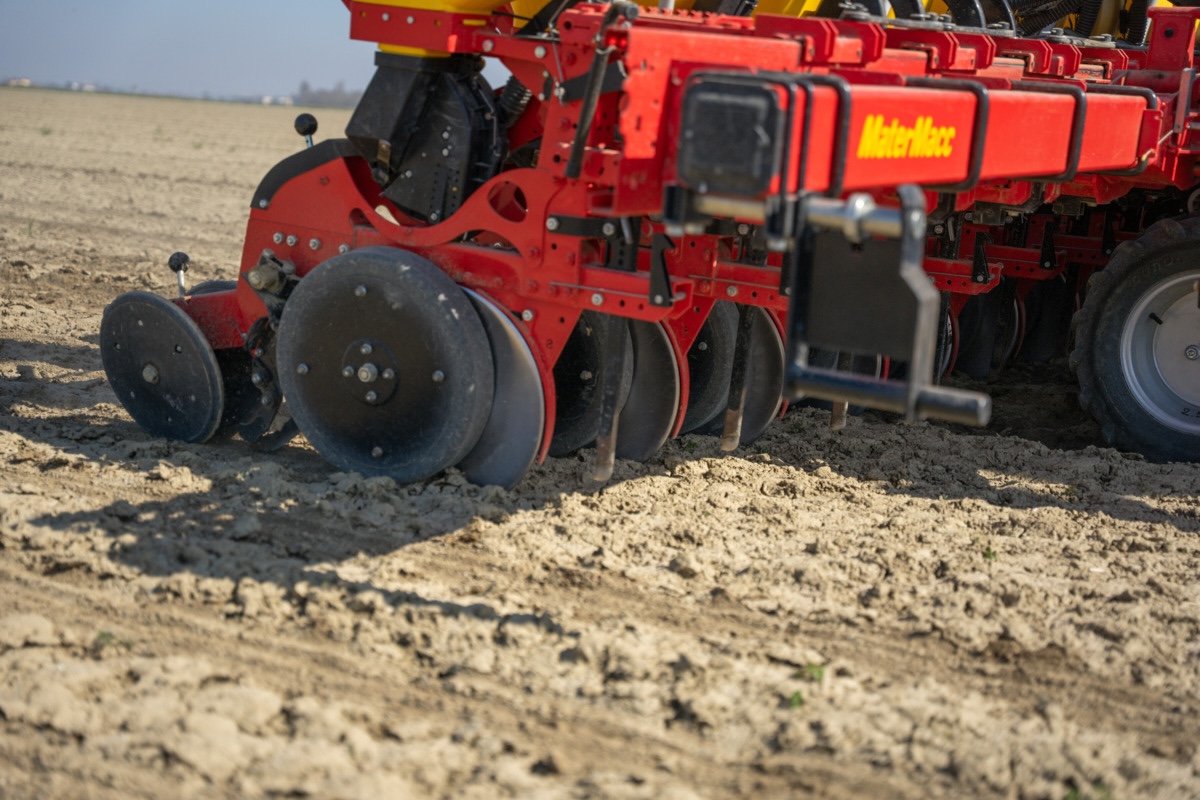 MS 8230 di MaterMacc è una seminatrice tuttofare, capace di adattarsi facilmente alle esigenze agronomiche di colture anche molto diverse