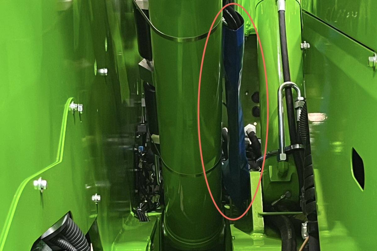 Nuova guaina blu previene l’usura delle condotte dovuta alla continua attività di salita e discesa del braccio