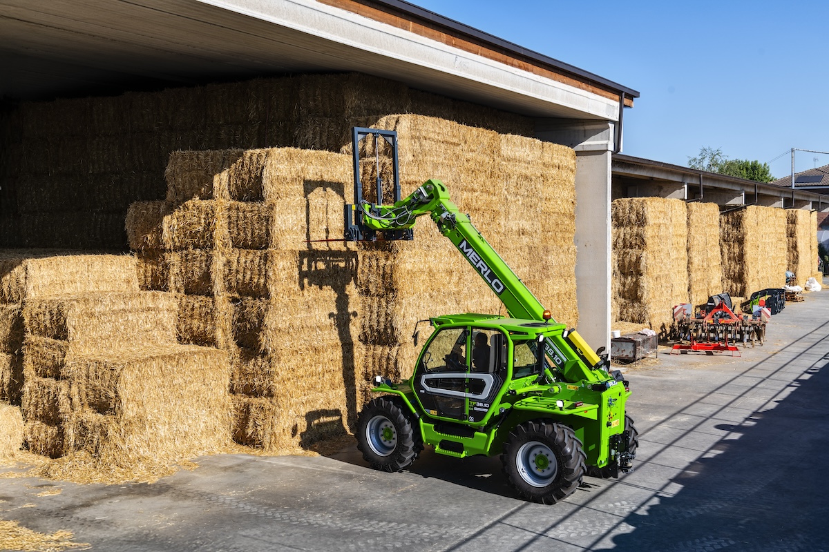 Il sollevatore Merlo TF38.10 aggiornato vanta una cabina che agevola il lavoro del driver