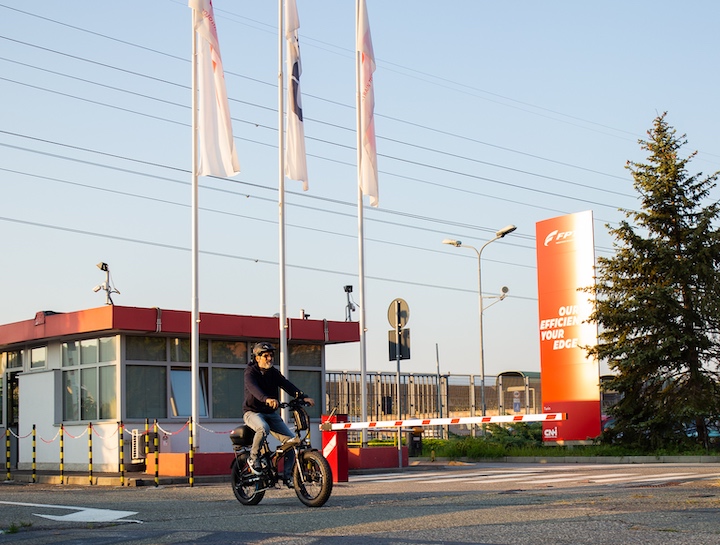 Dipendente in bicicletta all'ingresso del sito di FPT Industrial