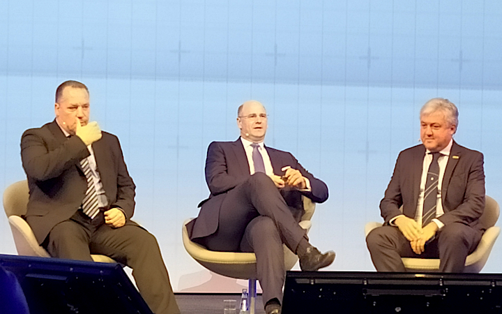 Da sinistra, Derek Neilson, Hubertus Mühlhäuser e Carlo Lambro in conferenza stampa ad Agritechnica 2019
