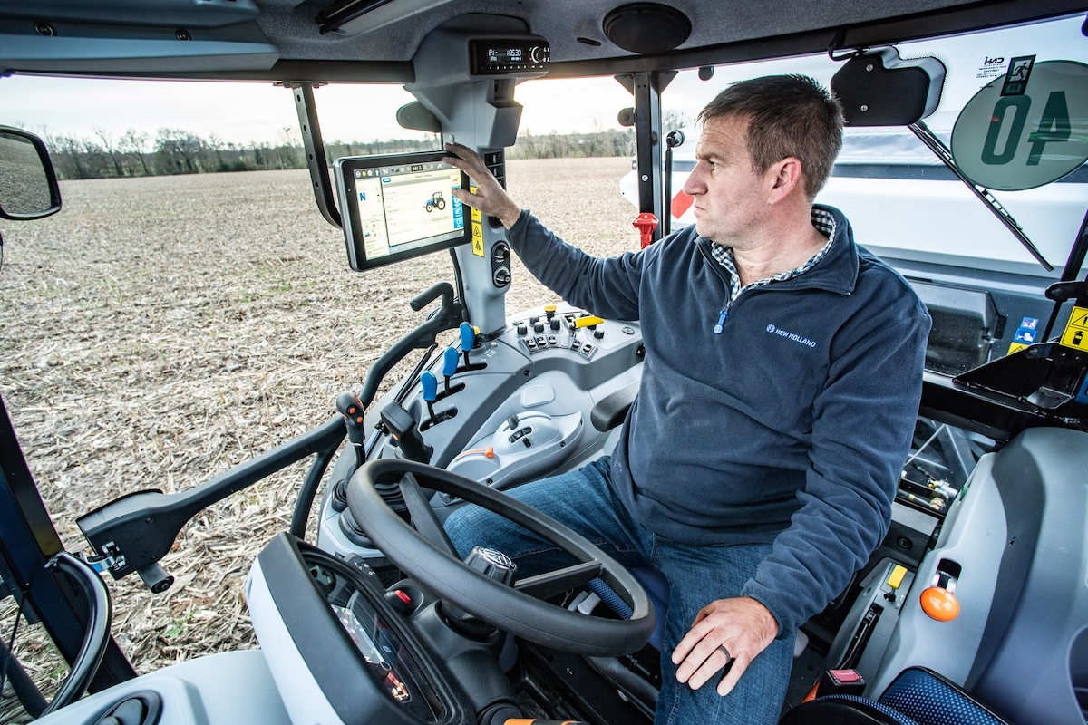 Nuovo quadro strumenti digitale e terminale touch IntelliView 12 a bordo dei trattori New Holland T5 Dual Command