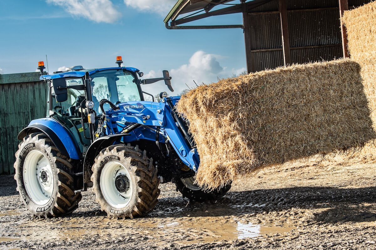 I trattori New Holland T5 Dual Command con nuovo assale HD sono ideali per l'uso del caricatore frontale