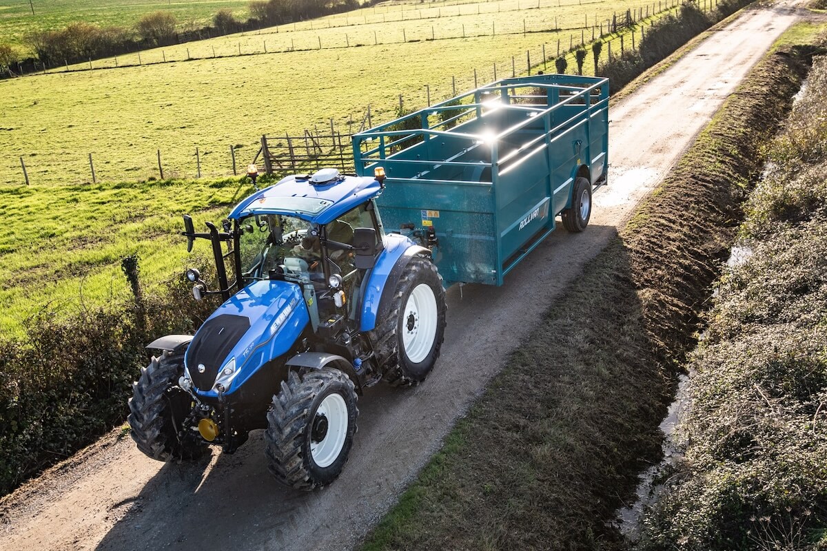 I nuovi New Holland T5 con trasmissione Dual Command sono semplici da gestire in campo e su strada