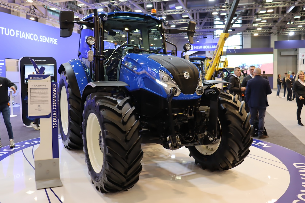 Il trattore New Holland T5.120 Dual Command sotto i riflettori a BolognaIl trattore New Holland T5.120 Dual Command sotto i riflettori a Bologna