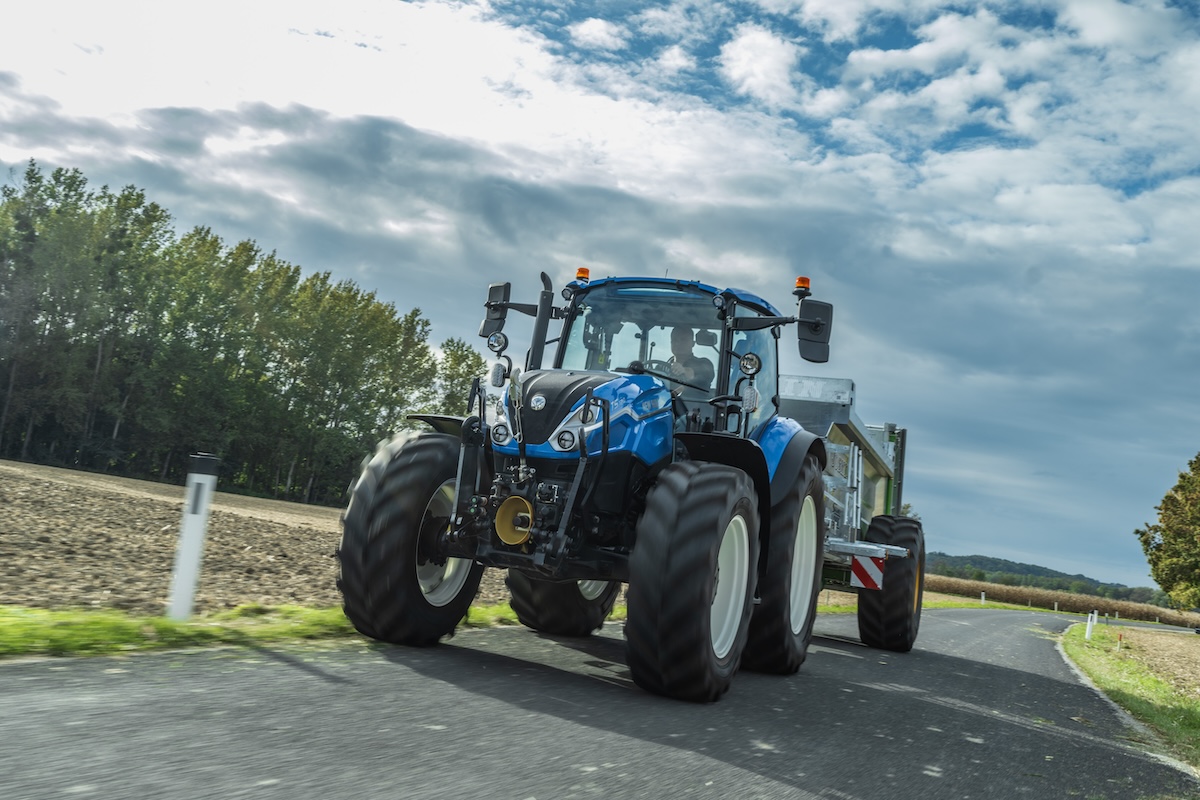 I conducenti dei New Holland T5 Powershuttle hanno a disposizione 12 marce in avanti e 12 in retro