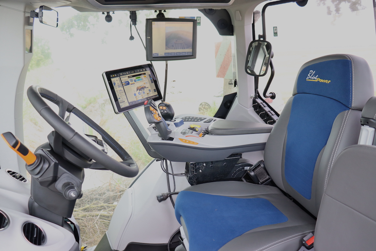 La cabina Horizon Ultra del New Holland T7.300 LWB è comoda e ricca di soluzioni all'avanguardia