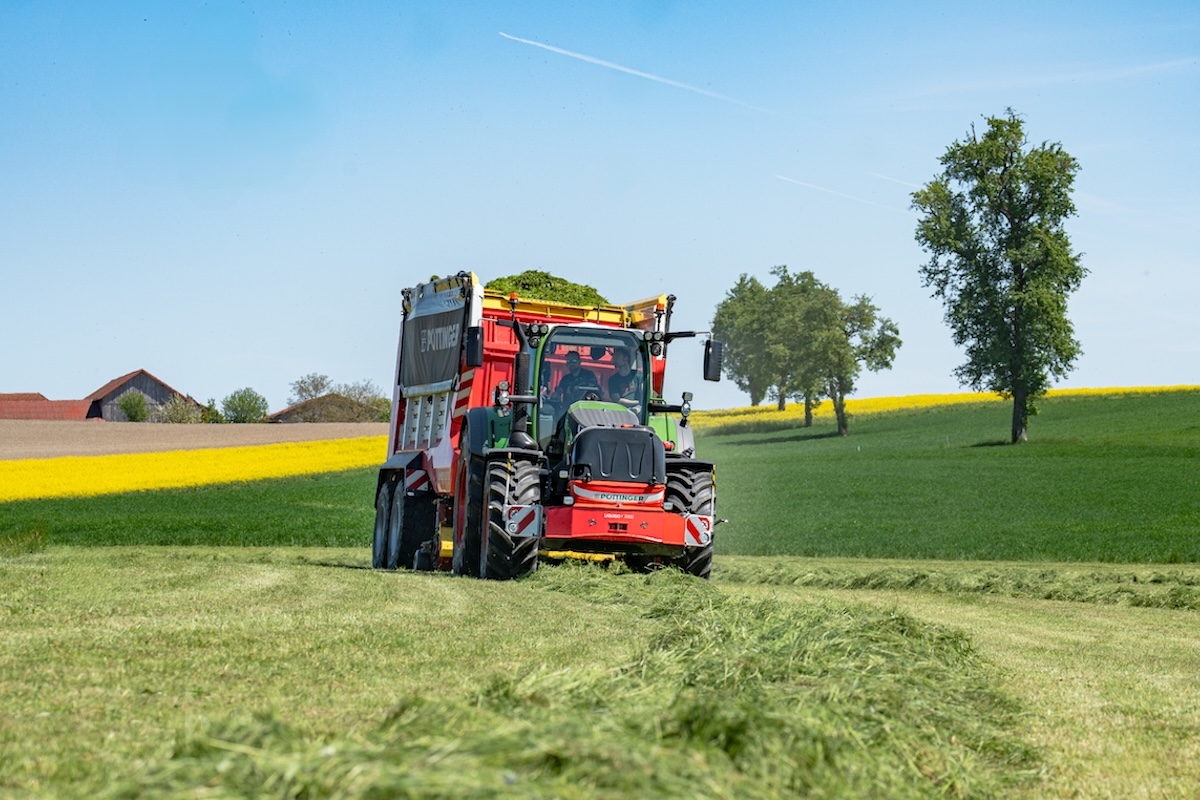 Il sistema Pöttinger Liquido F 3000 abbinato al carro autocaricante Jumbo 5320: l’attivazione degli ugelli può essere manuale o automatica in base alla posizione del pick up