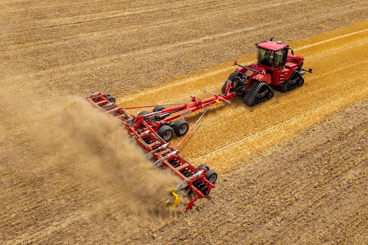 Pöttinger Terradisc HT 12000 abbinato a un Quadtrac di Case IH durante la preparazione del letto di semina su ampie superfici