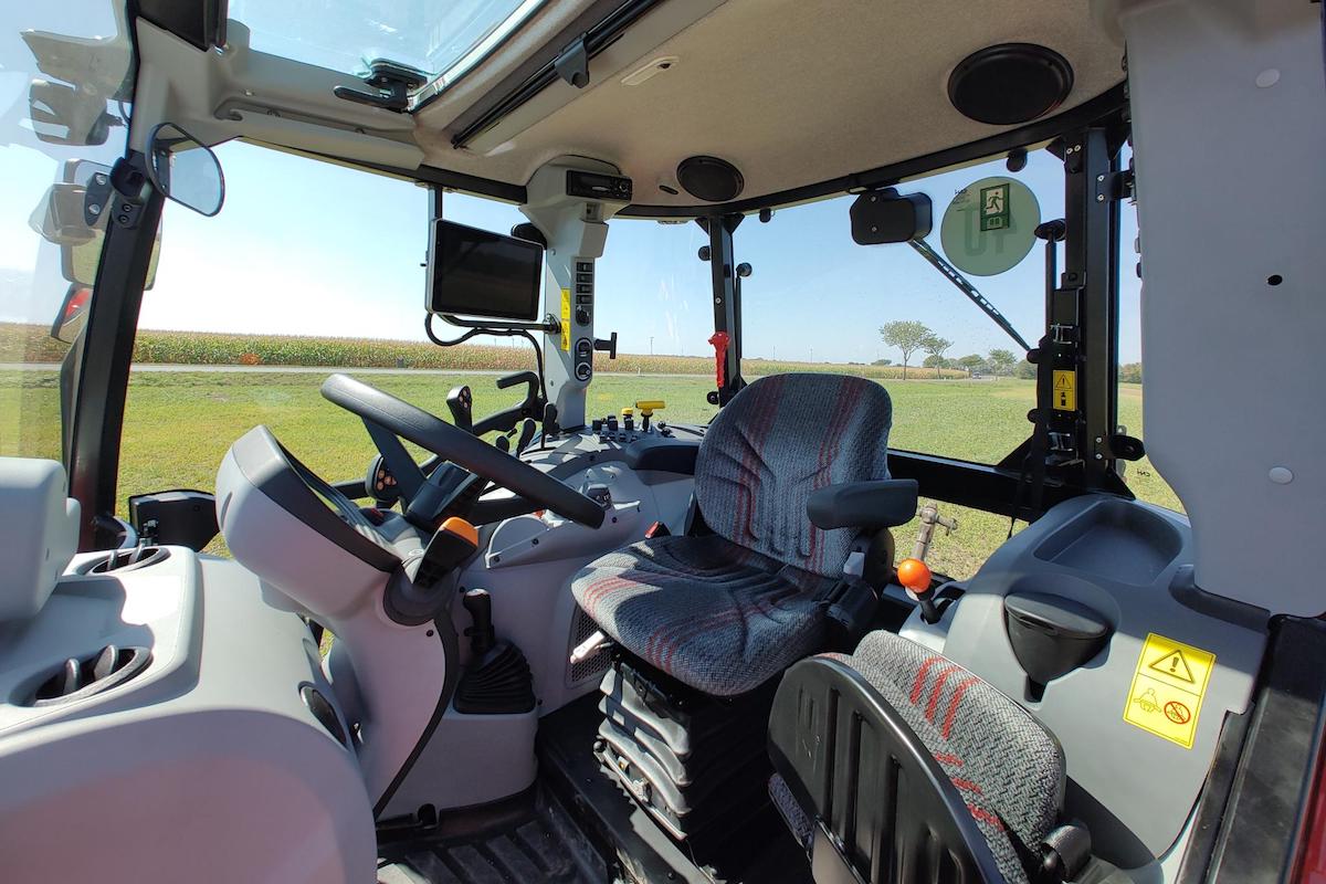 Cabina dello Steyr 4120 Plus provvista di nuove tecnologie per agricoltura di precisione