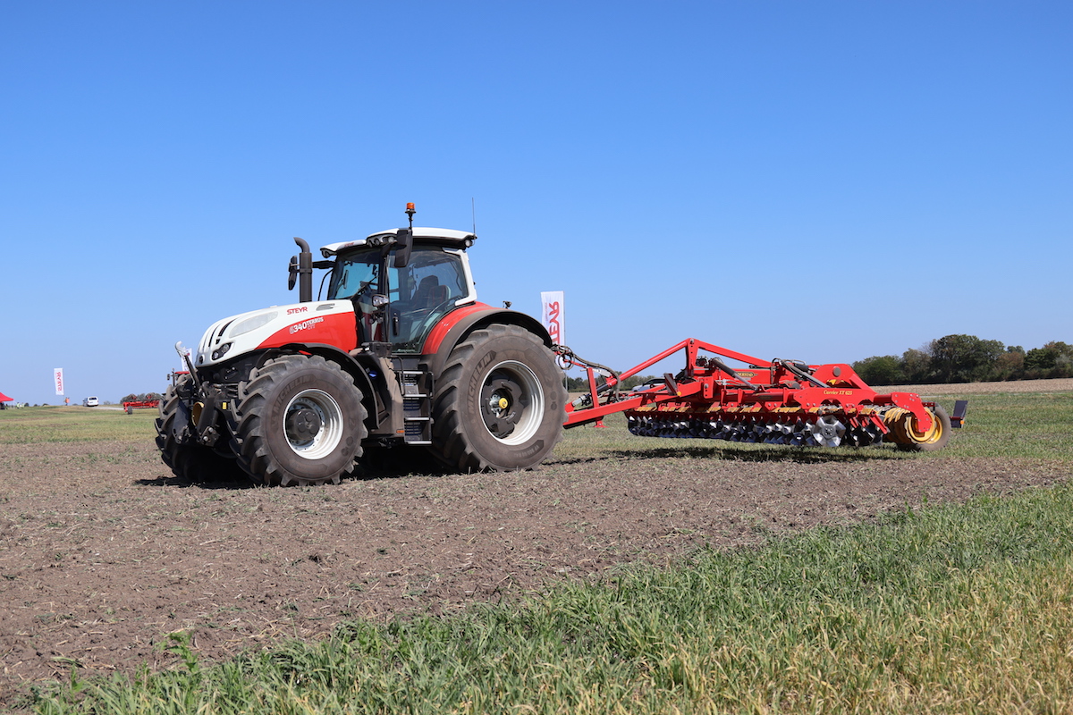 Trattore Steyr 6340 Terrus CVT con coltivatore Vaderstad Carrier XT 625 all'evento FarmingRED