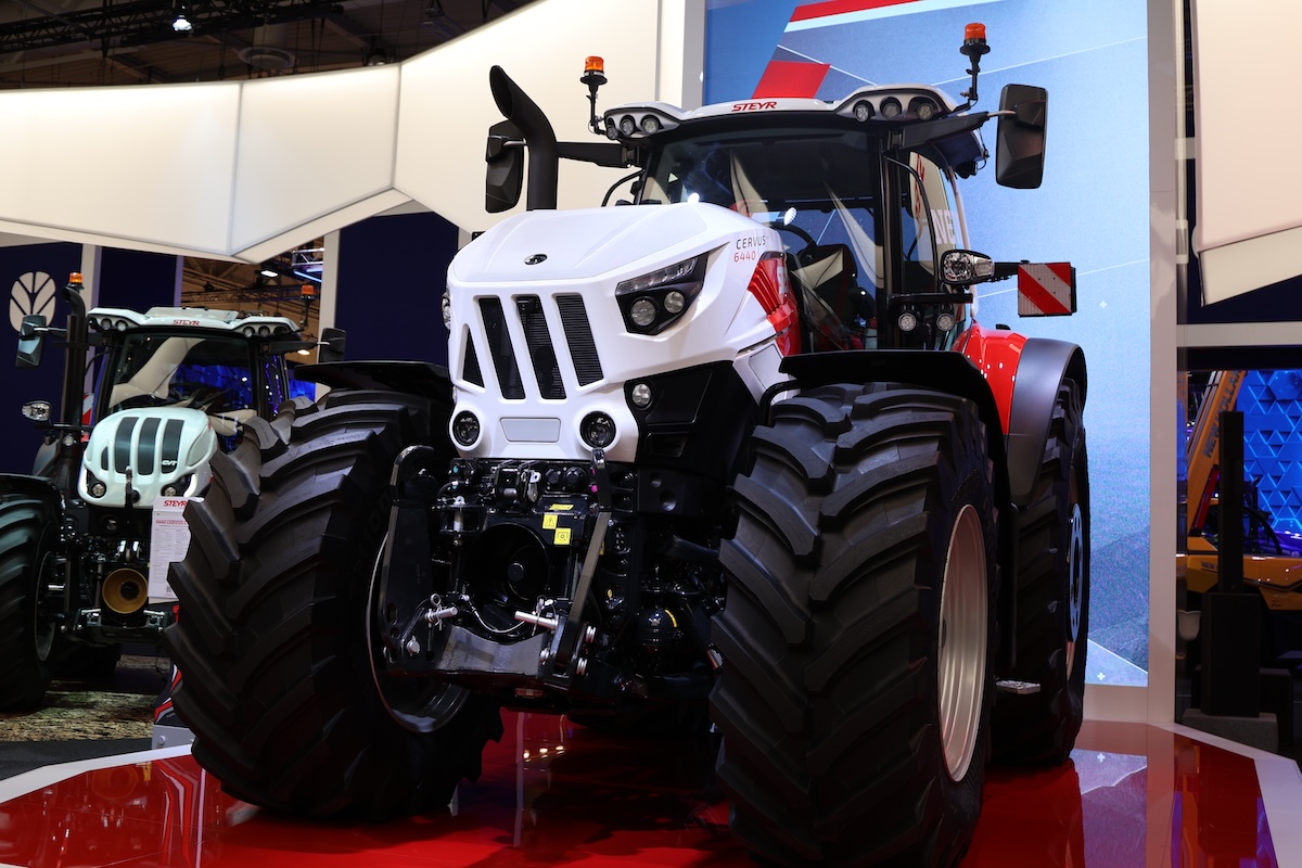 Con assale anteriore sospeso, Steyr 6440 Cervus CVT offre comfort e stabilità durante la marcia