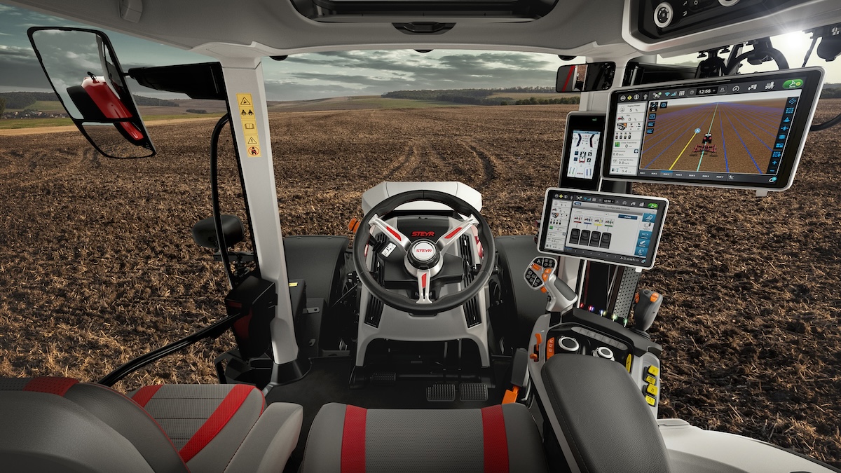 Dal posto guida dei modelli Steyr Cervus CVT è possibile controllare diverse soluzioni di smart farming