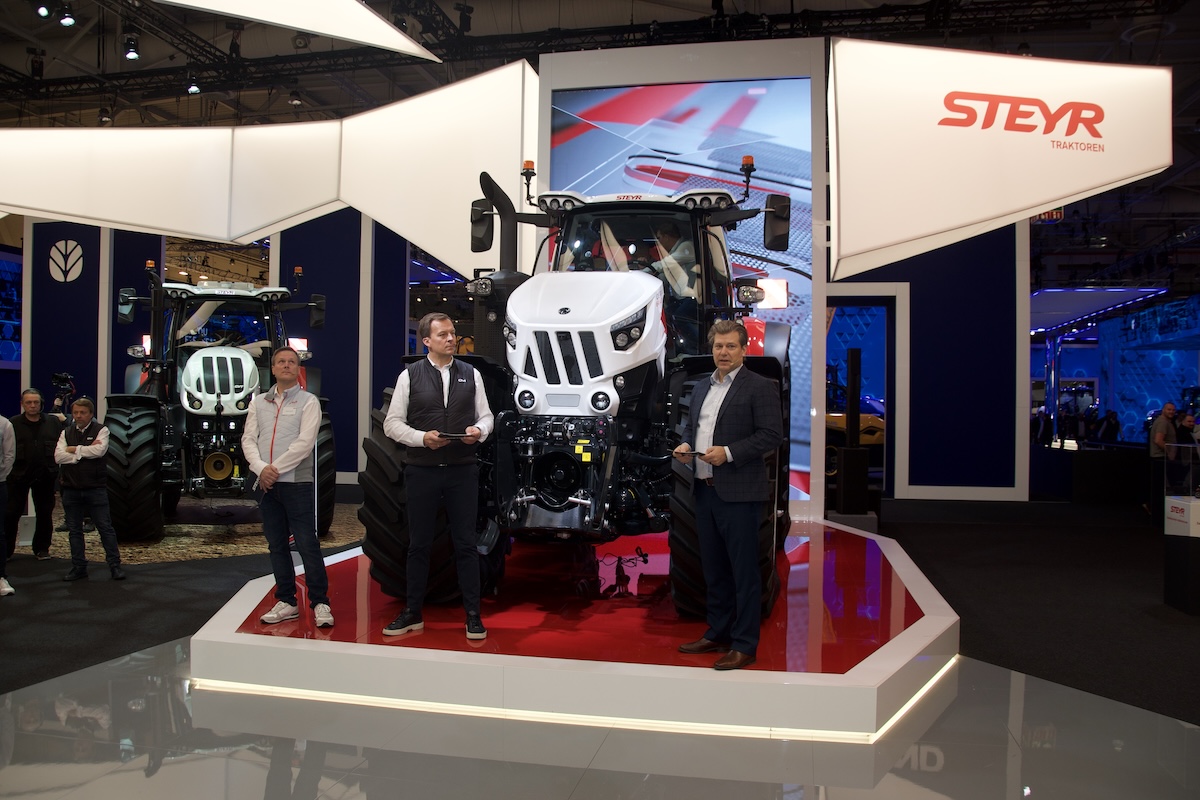 Da sinistra, Markus Müller, presidente dell'area Emea di CNH Industial, e Gerrit Marx, ceo di CNH Industrial, durante il lancio dei trattori Steyr Cervus CVT ad Agritechnica 2025