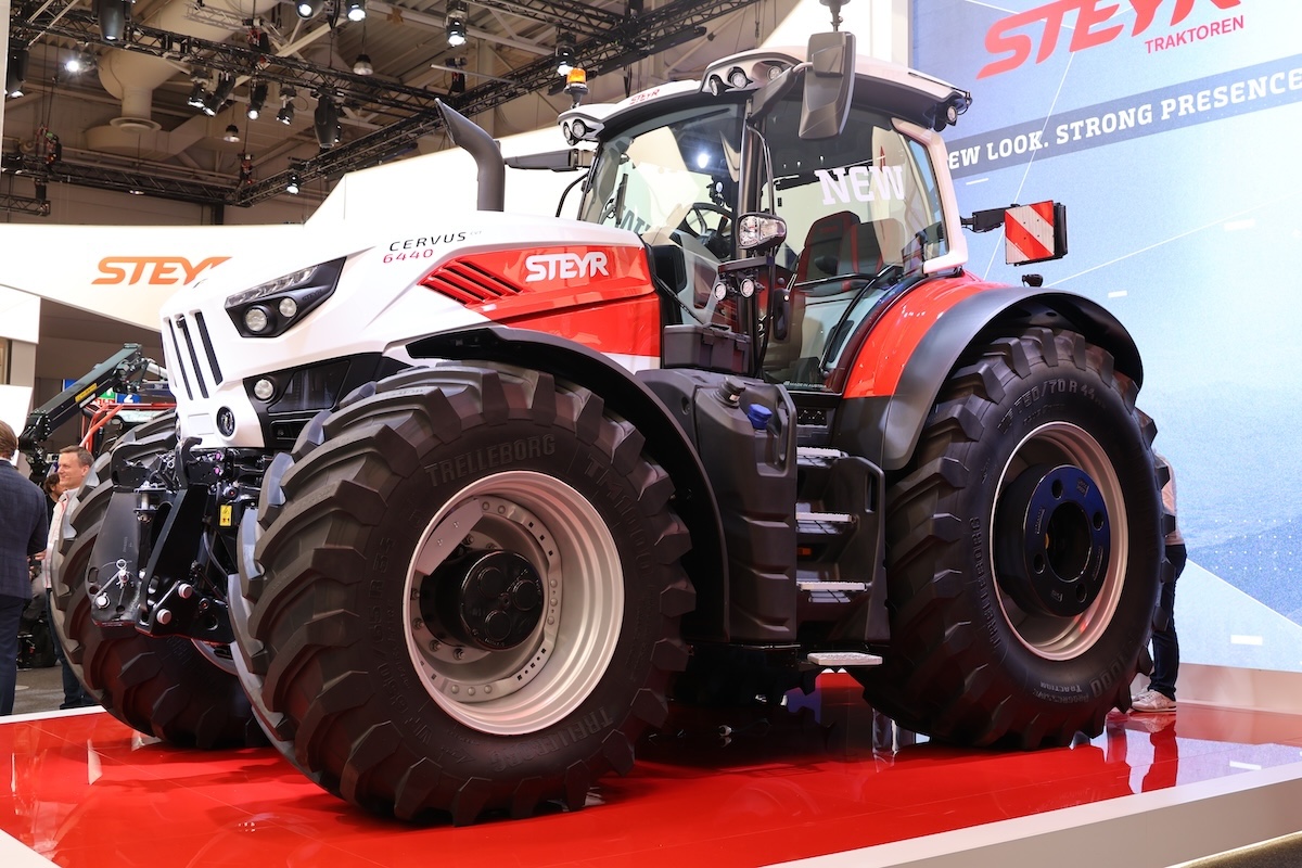 Steyr 6440 Cervus CVT da 435 cavalli è il nuovo modello di punta dell'offerta di Steyr
