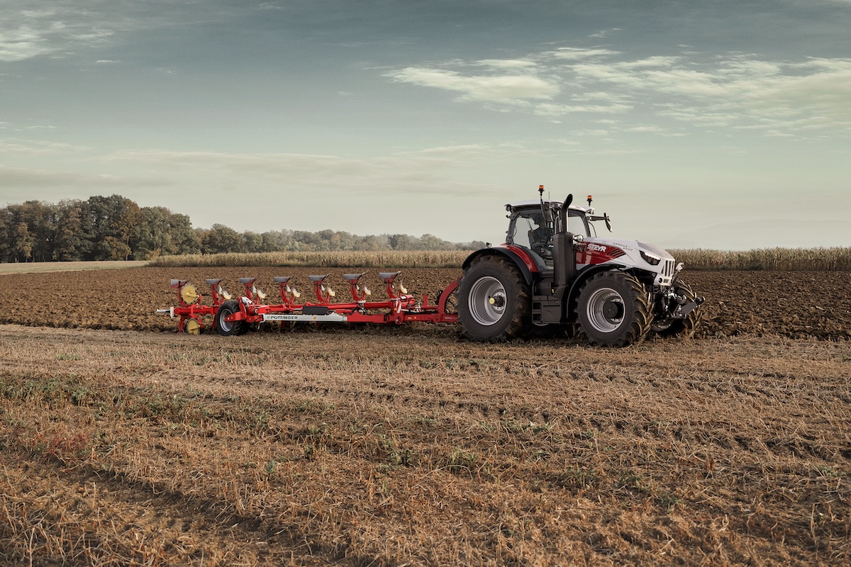 La gestione di attrezzi pesanti è semplice con i nuovi trattori Steyr Cervus CVT