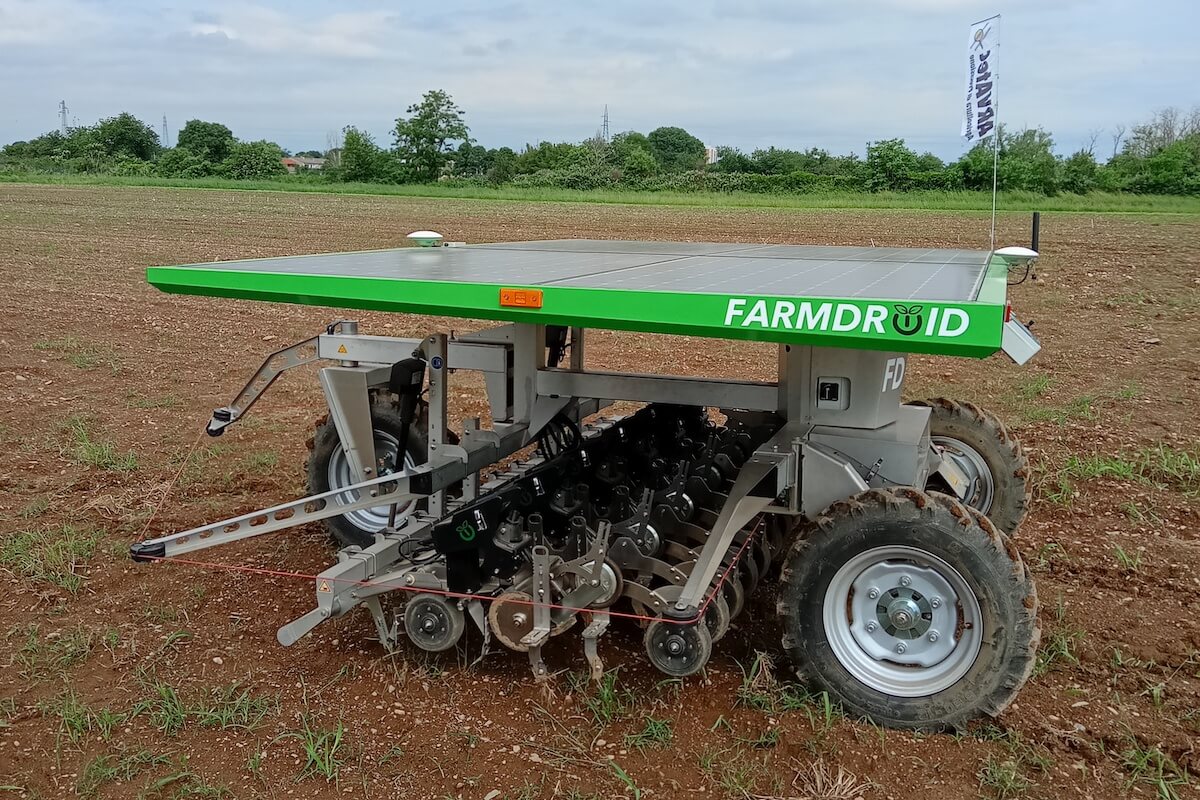 Robot Farmdroid FD20 allestito per il diserbo meccanico ad Acre 2023