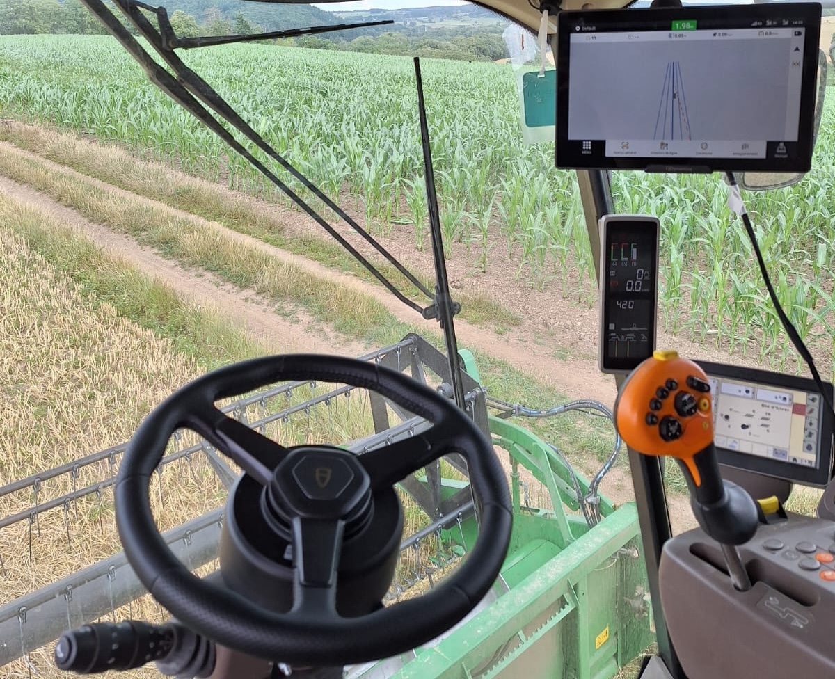 Sistema di guida automatica AT2 Max di FJ Dynamics installato su una macchina da raccolta