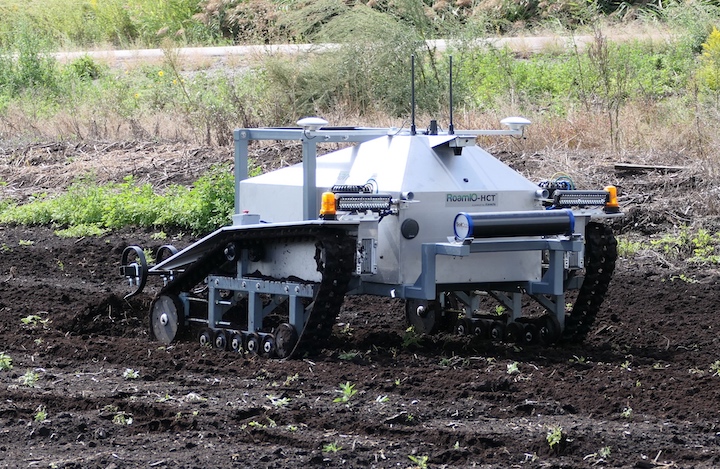 Robot RoamIO di Korechi impegnato nella lavorazione del terreno