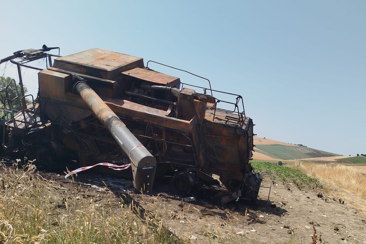 Una delle due mietitrebbie bruciate a Montecilfone, in provincia di Campobasso